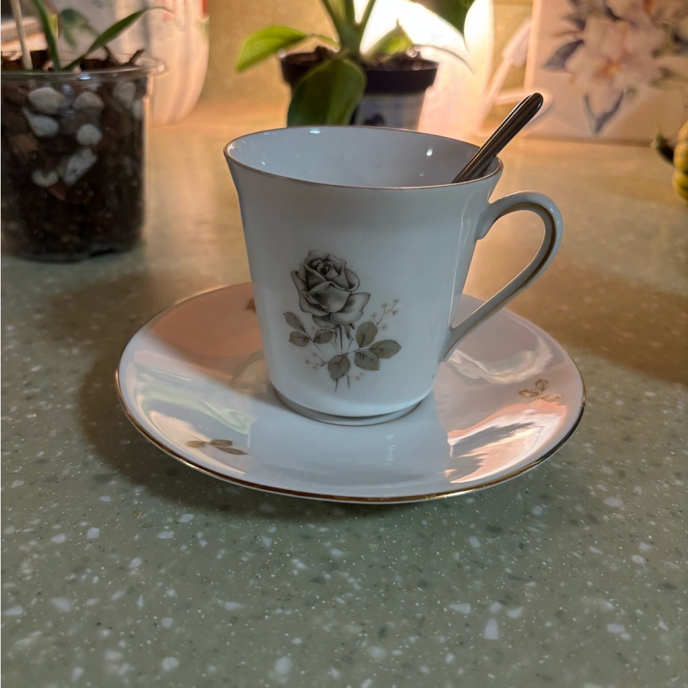 Elegant Floral White Tea Cup and Saucer Set 🌻